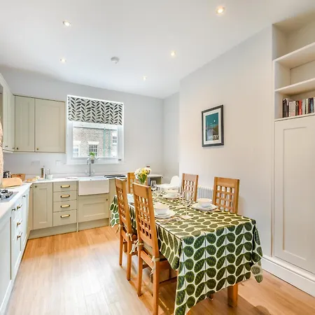 Uk41640 - Cleveland House