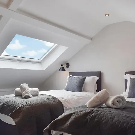 Uk41640 - Cleveland House *