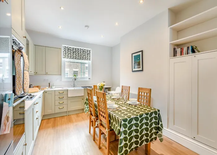 Uk41640 - Cleveland House