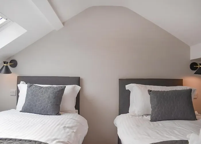 Uk41640 - Cleveland House *