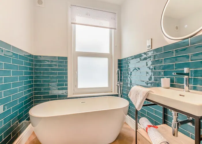 Uk41640 - Cleveland House *