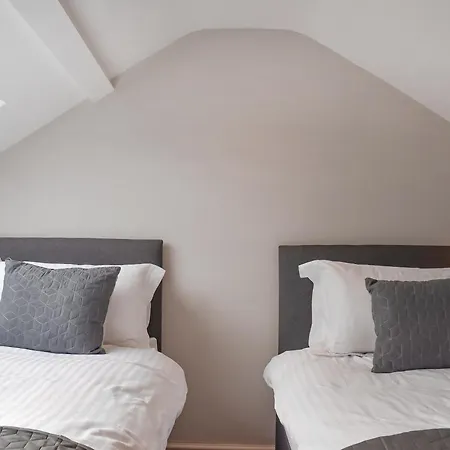 Uk41640 - Cleveland House *