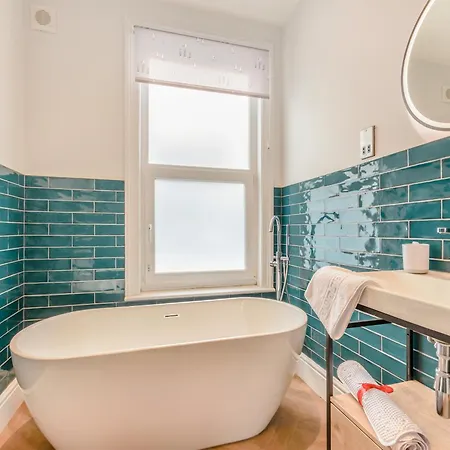 Uk41640 - Cleveland House *